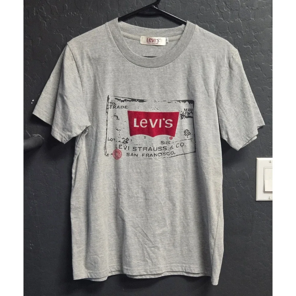 Levi's Graphic T-Shirt Mens Medium Gray Red Batwing Logo Short Sleeve Casual Tee